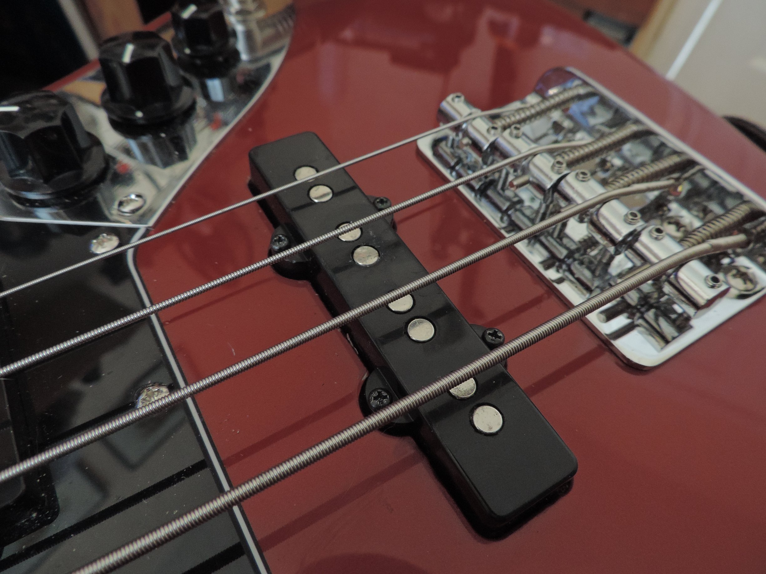 Stage 2 pickup installed, note the smooth pole pieces